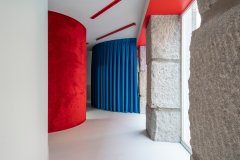 紅藍(lán)碰撞！看看這家個(gè)性十足的口腔醫(yī)院